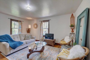 Boho Garden Bungalow: Cozy, Near IU & Downtown